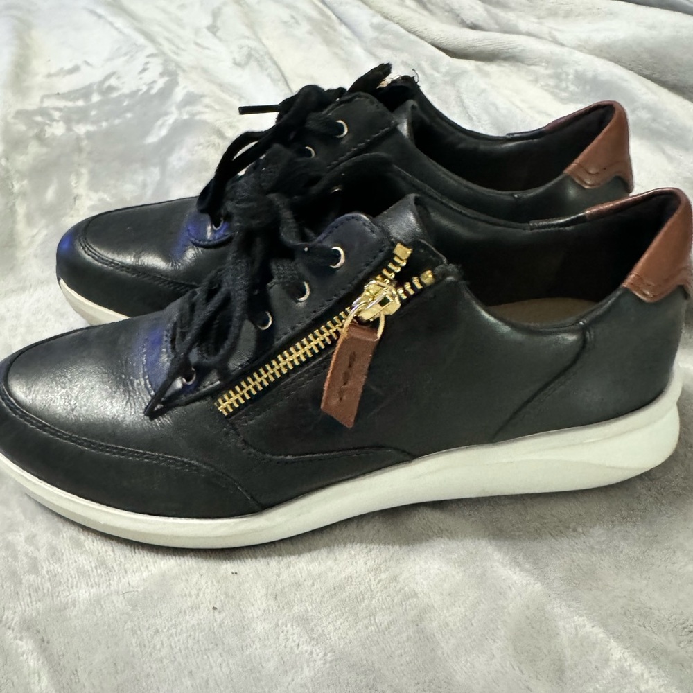 Women’s Clark dress tennis shoes size 7.5